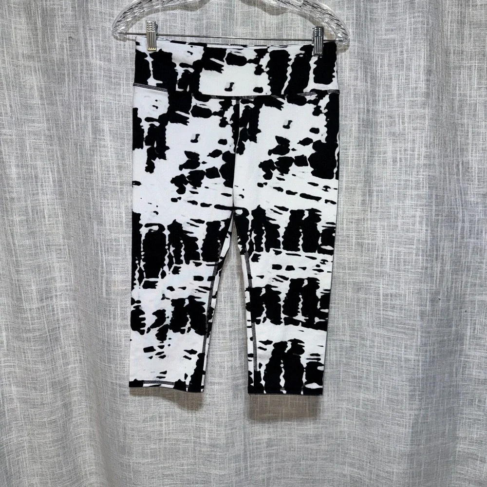 Alo Yoga Cropped Leggings Women Medium Black White Abstract Cow Print Capri Yoga